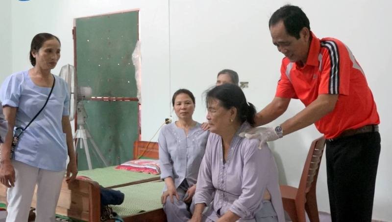 Bấm huyệt, cấp phát thuốc và cháo miễn phí ảnh 1 bamhuyet.jpg