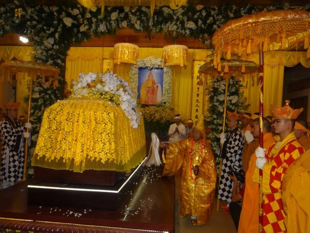 Cung thỉnh kim quan HT.Thích Toàn Đức nhập bảo tháp ảnh 11 DSC03961-640x480.jpg