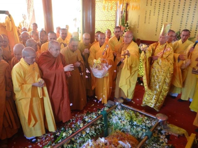 Cung thỉnh kim quan HT.Thích Toàn Đức nhập bảo tháp ảnh 16 DSC04018-640x480.jpg