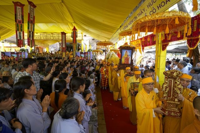 Cung thỉnh kim quan HT.Thích Toàn Đức nhập bảo tháp ảnh 14 DSC4543-1-640x427.jpg