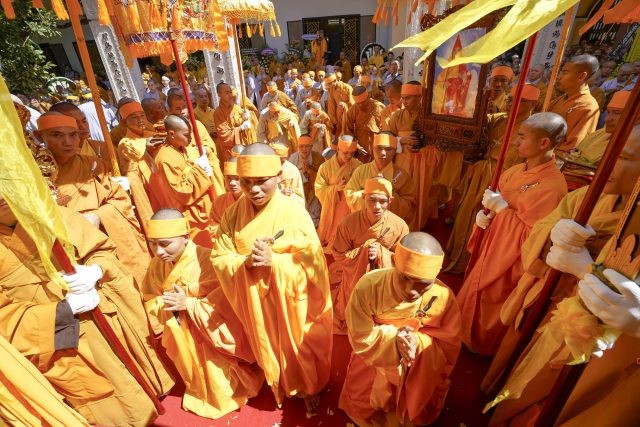 Cung thỉnh kim quan HT.Thích Toàn Đức nhập bảo tháp ảnh 17 DSC4575-640x427.jpg