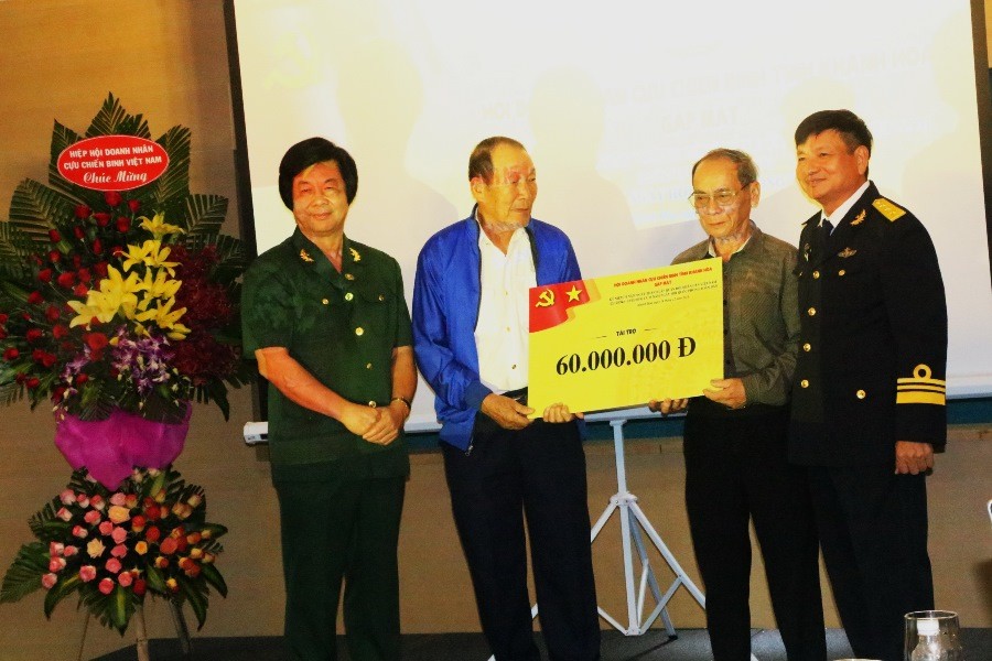 trao qua cho hoi ccc duong mon tren bien.JPG