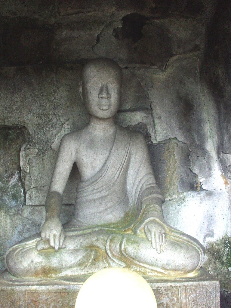 Tượng Giác Hoàng Trần Nhân Tông đặt trong tháp Huệ Quang,Yên Tử, Quang Ninh..jpg