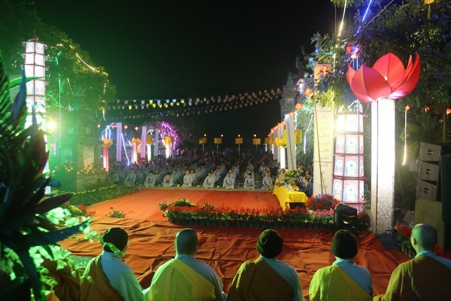 Chùa Pháp Vân tổ chức hoa đăng nhân vía Phật A Di Đà ảnh 2 img_3031_jpg.jpg