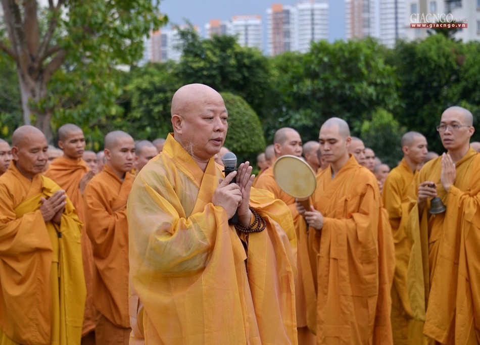 Le via Phat A Di Da - chua Hue Nghiem (11).jpg