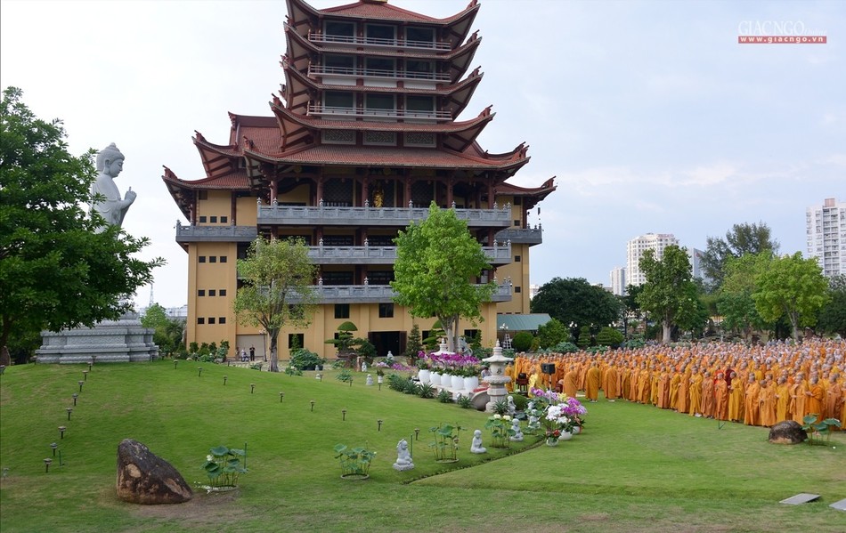 Le via Phat A Di Da - chua Hue Nghiem (6).jpg