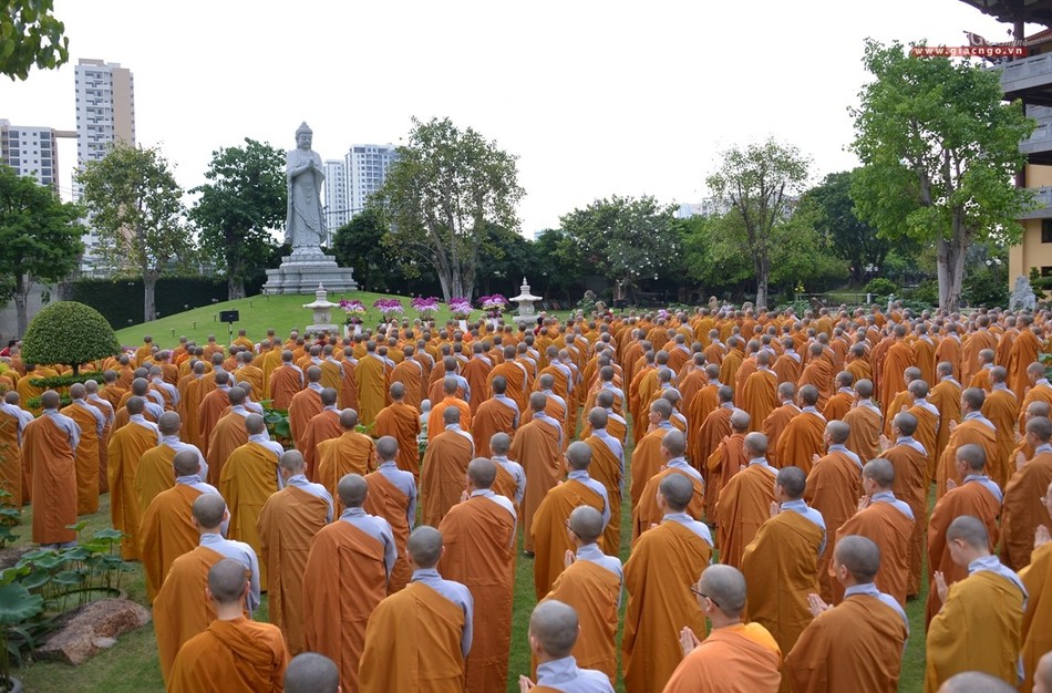 Le via Phat A Di Da - chua Hue Nghiem (9).jpg