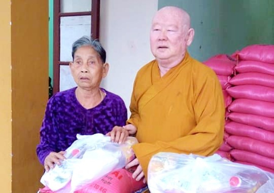 Chùa Liên Hoa tặng quà bà con nghèo đón Tết ảnh 1 th.duy-tran.jpg