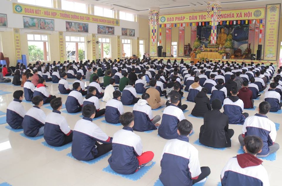 Bạn trẻ, học sinh và giáo viên về chùa tu tập ảnh 2 ahtinh.jpg