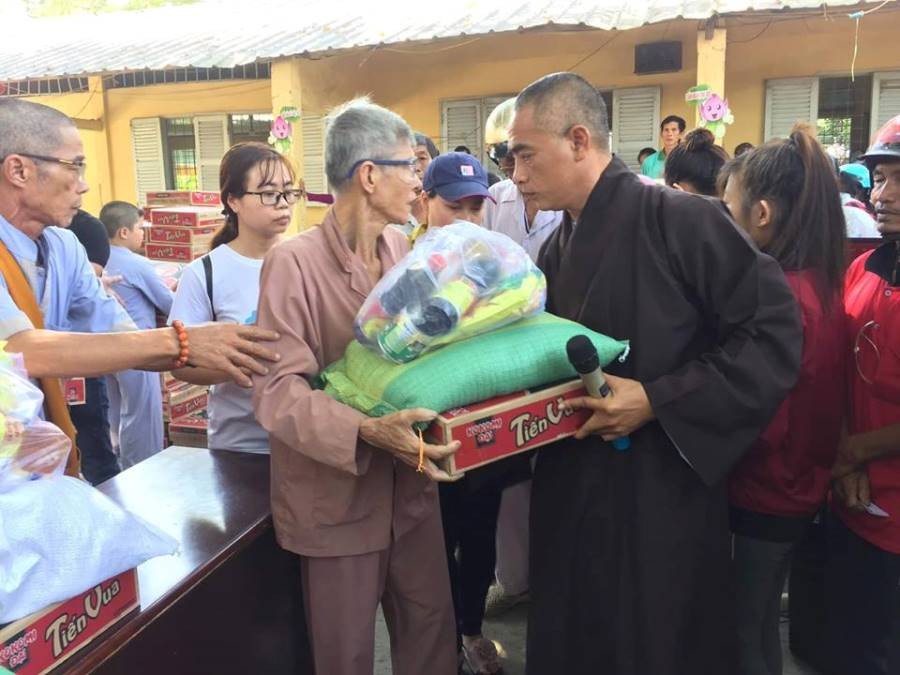 Tang qua Tet cho nguoi gia neo don.jpg