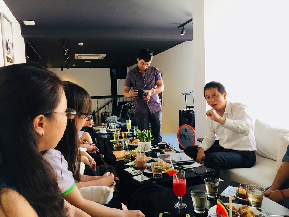 Sinh viên yêu thơ nghe chia sẻ về thơ thiền ảnh 2 a tho 1.jpg