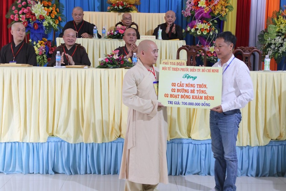 Ban ngành Phật giáo các địa phương tổng kết Phật sự ảnh 3 10- tiếp nhận kinh phí ủng hộ .jpg