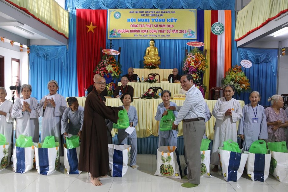 Ban ngành Phật giáo các địa phương tổng kết Phật sự ảnh 4 11- tặng quà đến bà con vui xuân kỷ hợi .jpg