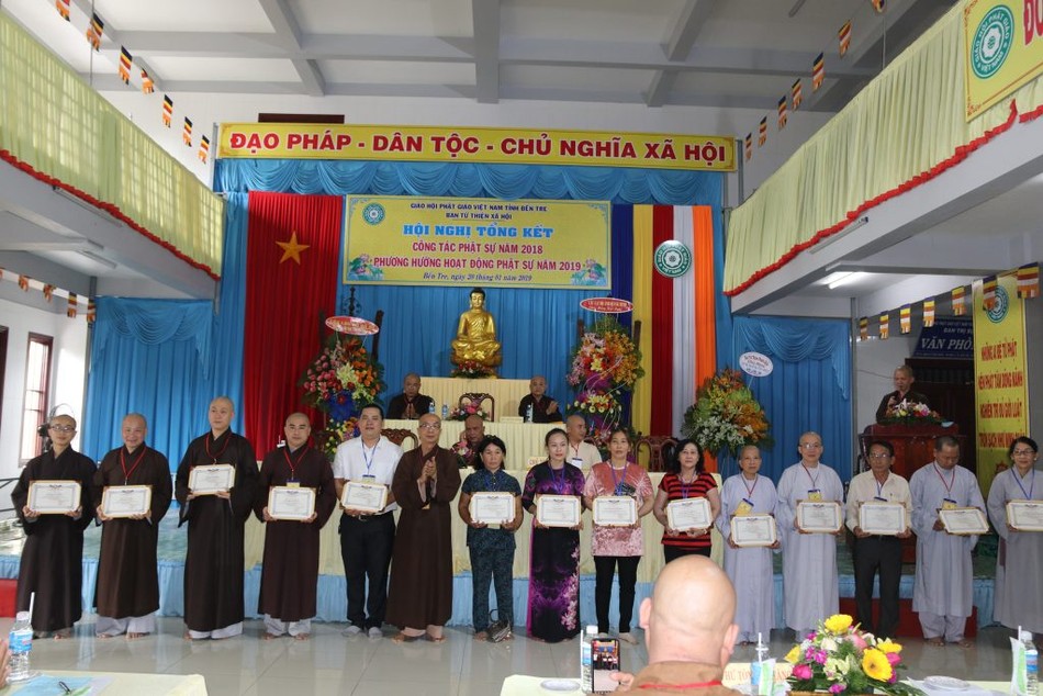 Ban ngành Phật giáo các địa phương tổng kết Phật sự ảnh 1 9- HT. Thích Nhựt Tấn trao bằng công đức .jpg