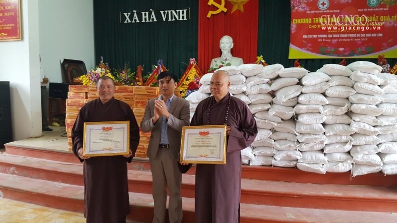 Tặng quà Tết tại Đông Anh, Lục Nam, Bỉm Sơn ảnh 3 trao bang khen tai thanh hoa.jpg