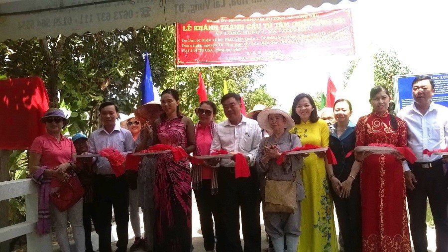 Khánh thành cầu bê-tông & bàn giao nhà tình thương ảnh 1 h.jpg