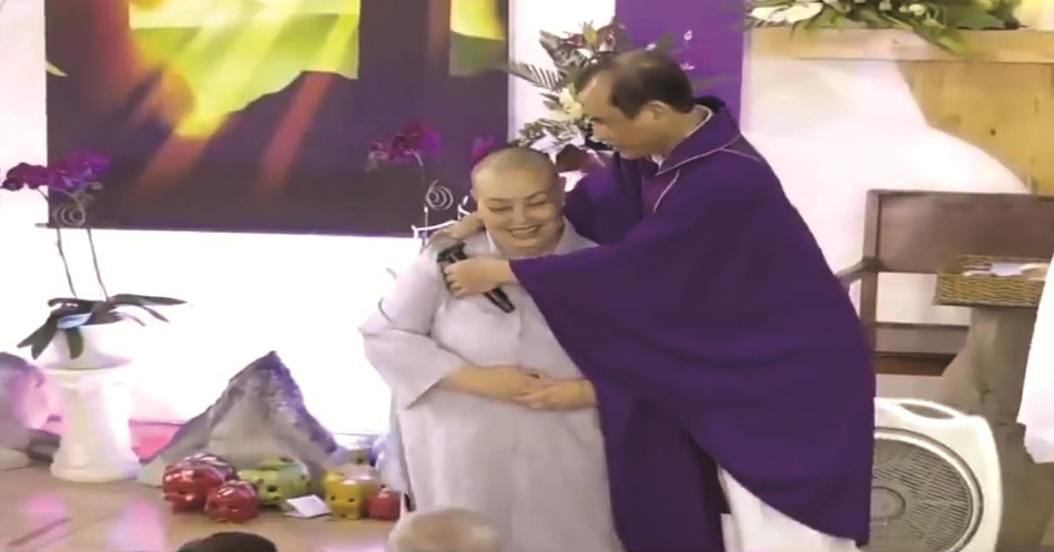 Linh mục Giusê Trần Đình Long, linh mục thuộc Tổng Giáo phận TP.HCM, với nhân vật "Sư cô Thích nữ Diệu Kim" trong clip gần đây (ảnh trích từ clip trên mạng internet) IMG_2262.jpg