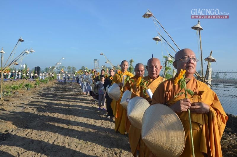 Phật tử chùa Bửu Thọ dâng hoa tại lễ an vị Phật ảnh 1 q6.jpg