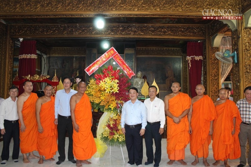 Ban TW MTTQVN t_ng hoa ch_c m_ng __n c_c v_ s_ s_i.jpg