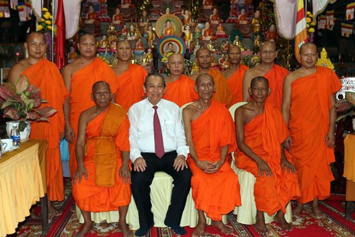 Trà Vinh: Ông Trương Hòa Bình thăm, chúc Tết chư Tăng ảnh 2 PhoThutuong 2.jpg
