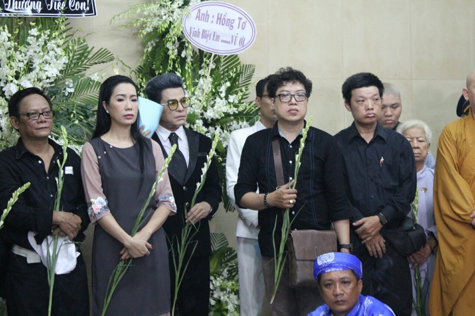 Hoa huệ trắng tiễn nghệ sĩ Anh Vũ về “đất mẹ” ảnh 5 z1339690983775_0cc2f18c61be102e1bc51a40aa2aedcb.jpg