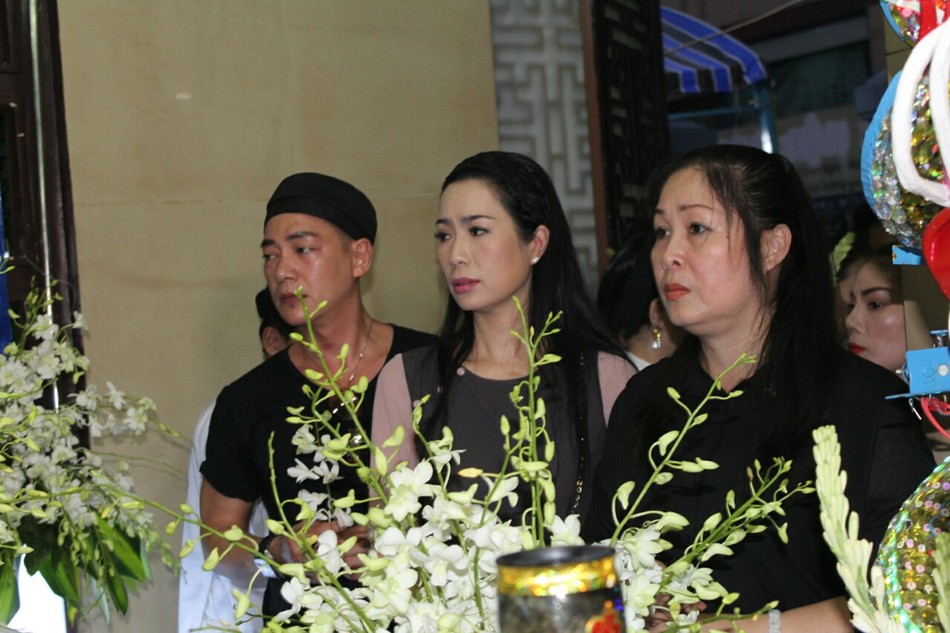 Hoa huệ trắng tiễn nghệ sĩ Anh Vũ về “đất mẹ” ảnh 4 z1339690990803_68a9dd1c80fb53d899286234db0bfec3.jpg