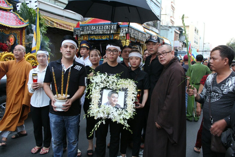 Hoa huệ trắng tiễn nghệ sĩ Anh Vũ về “đất mẹ” ảnh 7 z1339690997012_c38c6eb05ff542bcc5b4cdcdaf426b2b.jpg