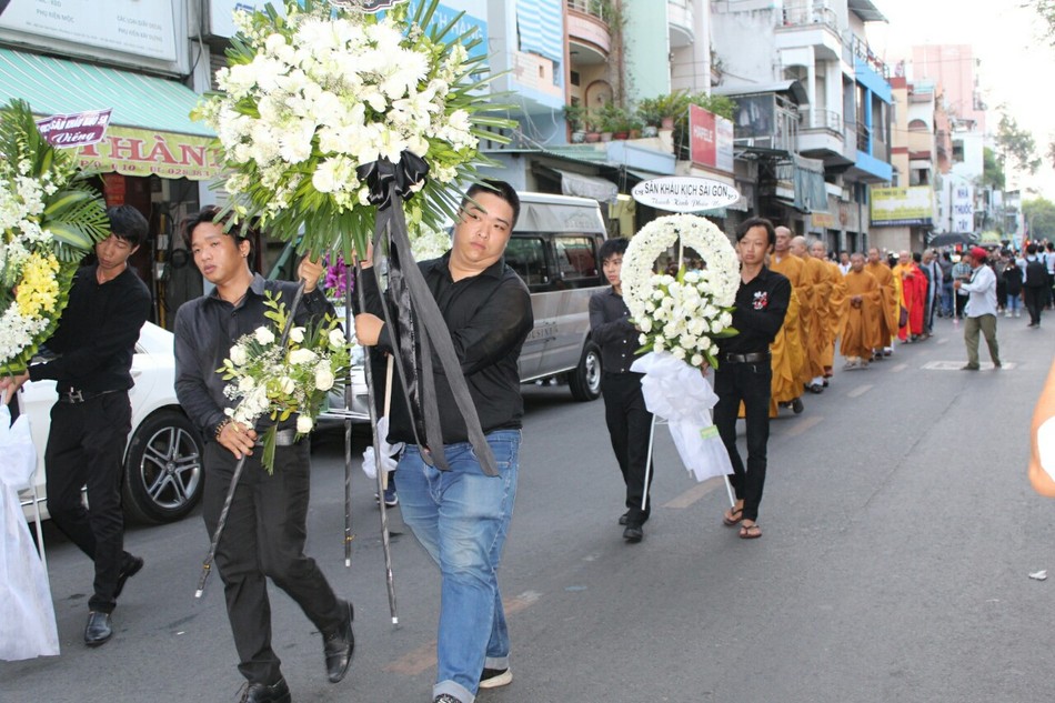 Hoa huệ trắng tiễn nghệ sĩ Anh Vũ về “đất mẹ” ảnh 8 z1339691001401_2911b105d8393cfcc4b10fa54b919ce8.jpg