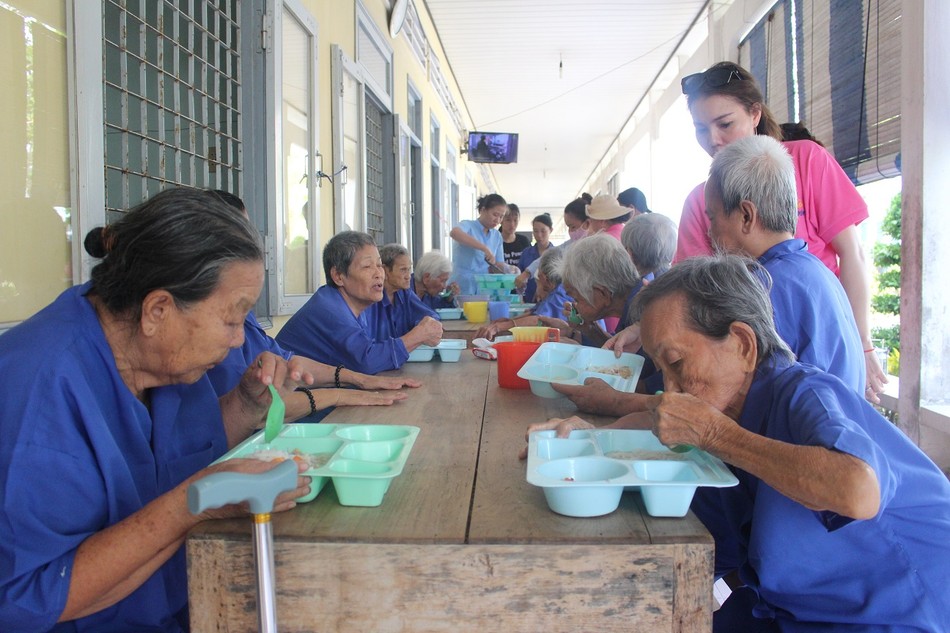 Noi dung com cua nguoi cao tuoi.JPG