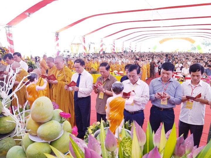 Đại lễ Phật đản và khai mạc lễ hội Hương sen xứ Nghệ ảnh 3 04.jpg