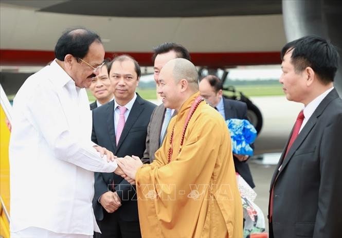 Các vị nguyên thủ quốc gia dự Đại lễ Vesak đã đến VN ảnh 1 vna_potal_pho_tong_thong_an_do_den_ha_noi_bat_dau_tham_chinh_thuc_viet_nam_va_du_dai_le_vesak_181533526_stand.jpeg