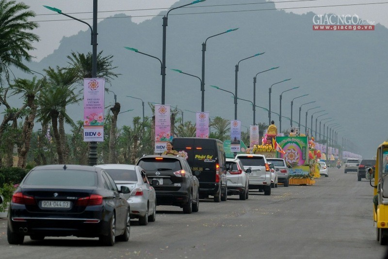 Diễu hành xe hoa trước Đại lễ Vesak tại Hà Nam ảnh 7 1vgiang11.jpg