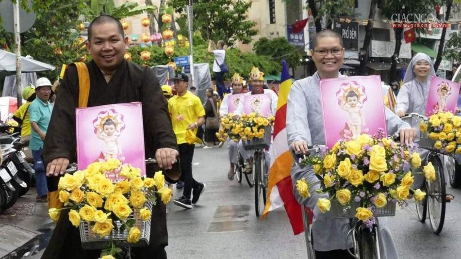 Nét đẹp diễu hành xe đạp hoa mừng Phật đản ảnh 4 H5.jpg
