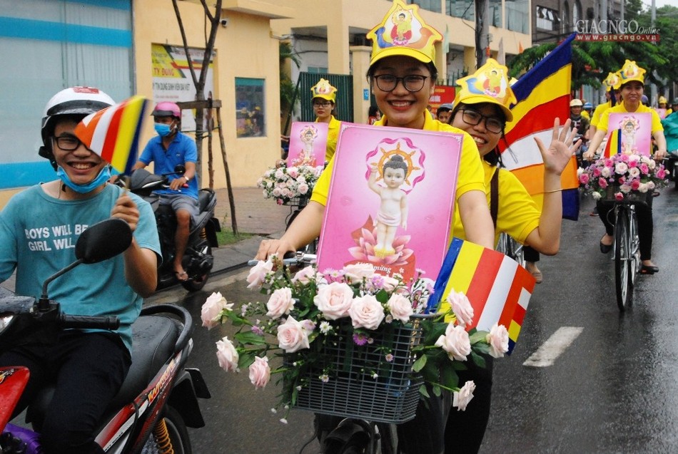 Nét đẹp diễu hành xe đạp hoa mừng Phật đản ảnh 6 H7.jpg