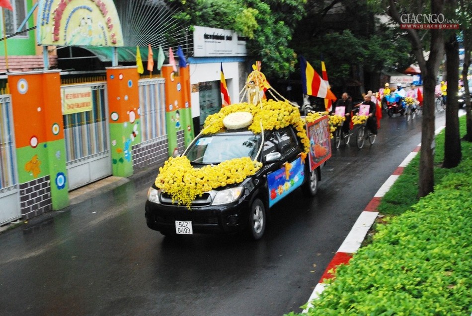 Nét đẹp diễu hành xe đạp hoa mừng Phật đản ảnh 7 H8.jpg