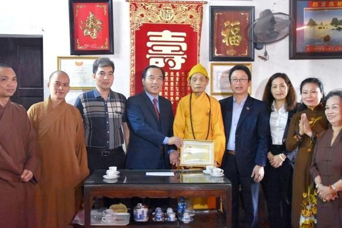 UBTƯ MTTQVN trao Kỷ niệm chương tới Đức Pháp chủ ảnh 3 819b751e485ea100f84f_jpg.jpg