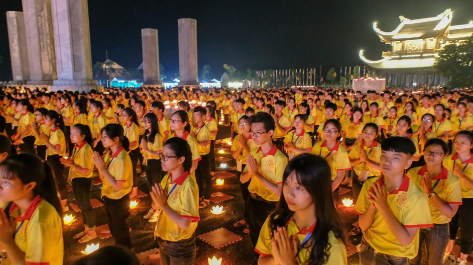Lung linh đêm hoa đăng trong Đại lễ Vesak ở Hà Nam ảnh 15 z1377665499198_b75731152338b1182cadb1b27da0f955.jpg