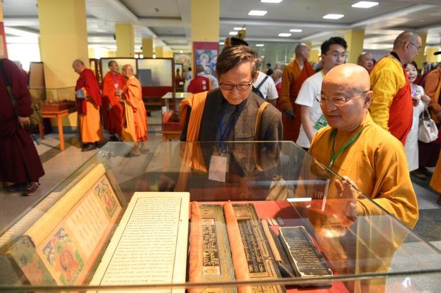 Đại biểu tham quan triển lãm trong khuôn khổ Đại hội 28_231580972.jpg