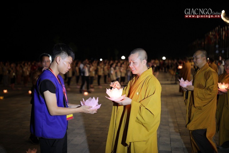 1. TT. Thích Minh Quang truyền đăng cho khóa sinh của Khóa tu VỀ NGUỒN - chùa Tam Chúc - lần thứ 1 năm 2019 - Ảnh Vũ Thái.jpg