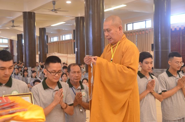 ĐĐ. Thích Trúc Thông Phổ trao còi lệnh cho ban quản trại (Copy).JPG