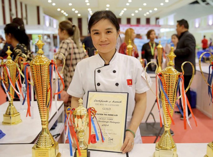 Nữ Phật tử 'thêu' hoa trên thạch giống như thật ảnh 8 b15-1564756742_680x0_jpg.jpg