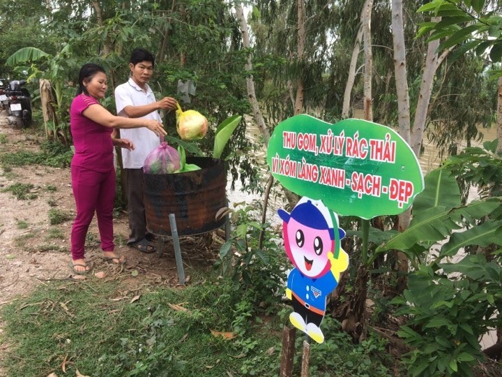 Nguoi dan bo rac vao phuy chua.jpg