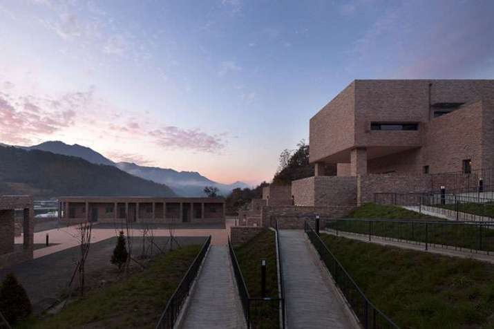 Trung tâm Phật giáo được xây dựng từ 300.000 viên gạch ảnh 4 tu vien 300.000 vien gach 3.jpg