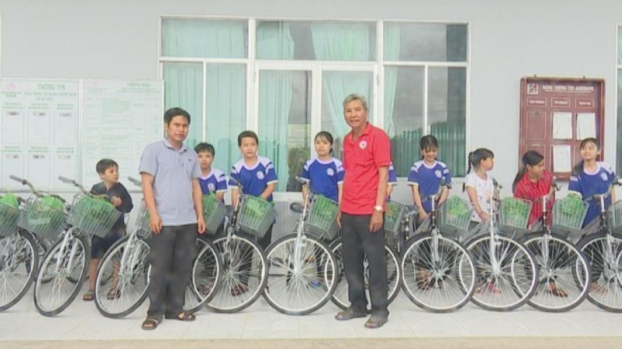 Tang xe dap cho Hs ngheo xa An  Hoa.JPG