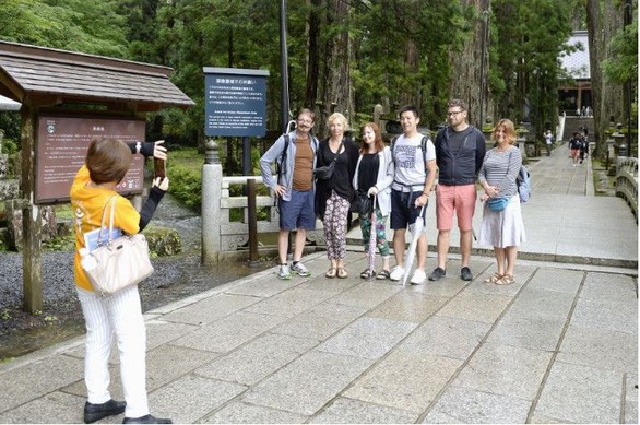 Du khách đến Nhật thích thú với việc ngủ lại chùa ảnh 3 du-khach-tay-15657719525951252849705_jpg.jpg