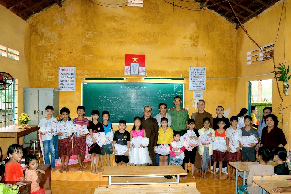 Chùa Trúc Lâm mang niềm vui đến với trẻ em dân tộc ảnh 1 2pq.jpg