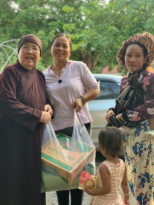 Ban TTXH Phật giáo TP.HCM trao quà tại Gia Lai, Đắk Lắk ảnh 3 70449720_2283612201762280_3274524525789708288_n.jpg