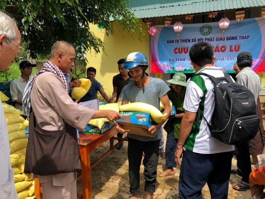 Tặng quà trung thu & các hoạt động từ thiện khác ảnh 3 TT Quy trao qua cuu tro tai tinh Quang Tri.jpg