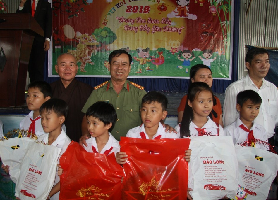 IMG_7349_phát quà trung thu.JPG