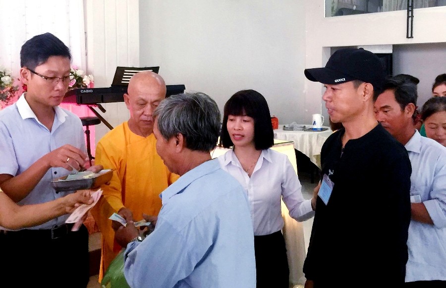 TT. Thích Quảng Tâm trao tiền cho bệnh nhân nghèo ngày 13-9.jpg